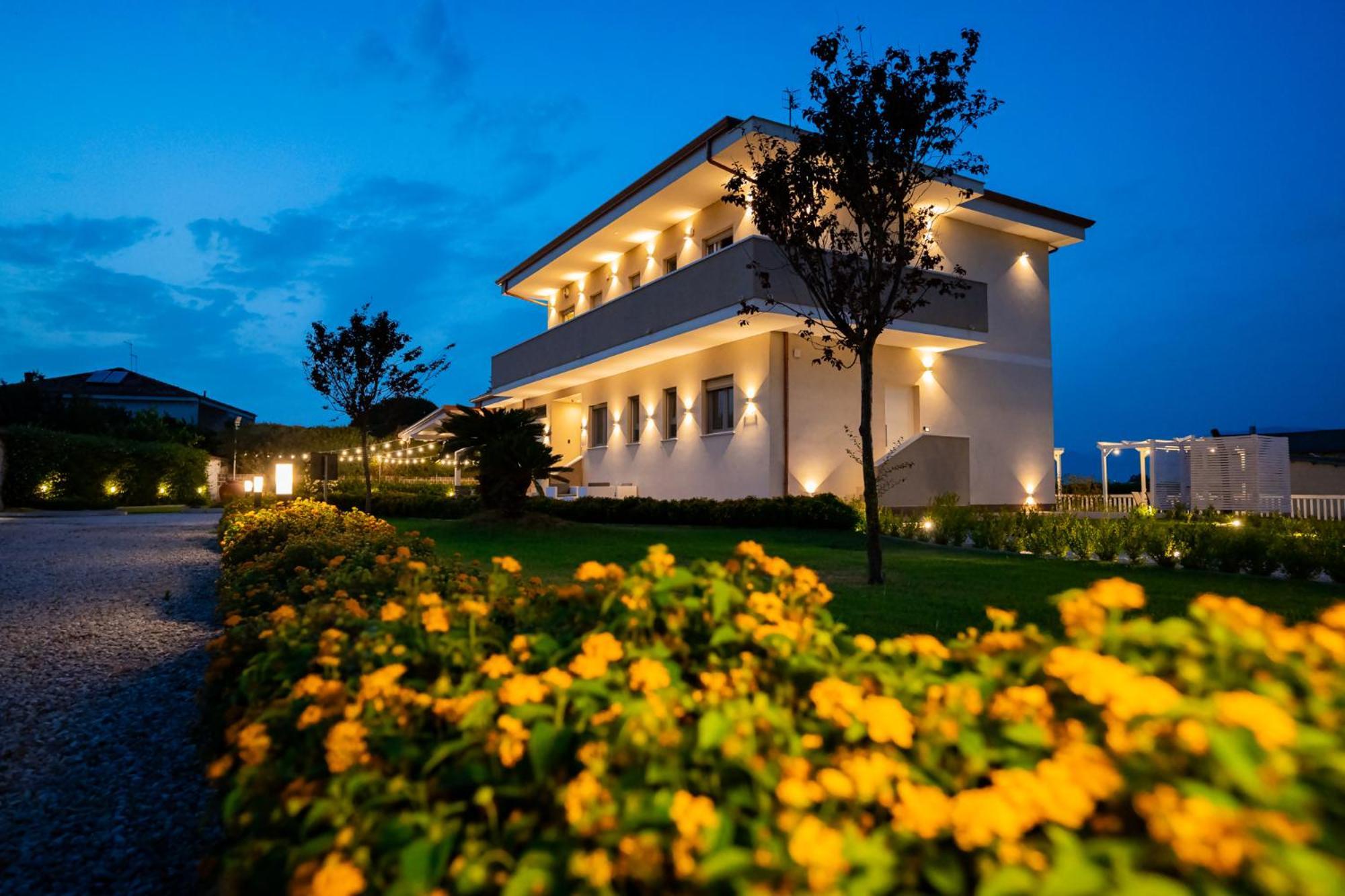 Villa Zefiro Suites & Events Battipaglia Exteriör bild